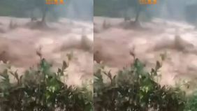 Banjir bandang menerjang kawasan lembah curugan gunung putri Desa Mukapayung, Kecamatan Cililin, Kabupaten Bandung Barat pada Kamis (4/12/2025).