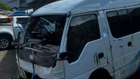 Kepolisian Resor Kota Denpasar melaporkan bahwa 13 warga negara asing (WNA) asal China mengalami luka-luka setelah mobil travel yang mereka tumpangi terguling di Jalan Raya Pelabuhan Benoa KM 12, Denpasar, Bali, Jumat.