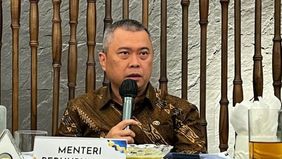 Menteri Perhubungan Dudy Purwagandhi mengungkapkan bahwa puncak arus mudik Natal 2025 dan Tahun Baru 2026 diperkirakan berlangsung pada 24 Desember 2025, dengan potensi pergerakan mencapai 17,18 juta orang. Pemerintah pun menyiapkan sejumlah langkah 