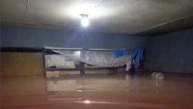 Banjir besar merendam Kampung Cibedug Hilir, Desa Cangkuang Wetan, Kecamatan Dayeuhkolot, Kabupaten Bandung, setelah hujan deras mengguyur kawasan tersebut sejak siang hingga magrib pada Kamis, 4 Desember 2025.