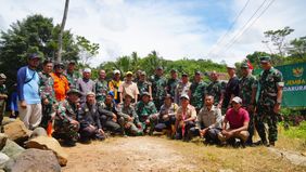 Kepala Badan Logistik (Kabalog) TNI Mayjen TNI Lin Nofrianto melakukan peninjauan langsung terhadap perkembangan pembangunan jembatan gantung di Desa Sirnasari, Kecamatan Surade, Kabupaten Sukabumi, pada Sabtu 6 Desember 2025. 