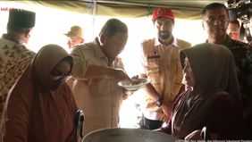 Presiden Prabowo Subianto menunjukkan kepeduliannya terhadap para penyintas bencana di Aceh dengan duduk bersama warga dan mencicipi langsung makanan yang disiapkan di dapur umum pengungsian.