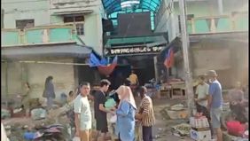 Aktivitas masyarakat di Kecamatan Meurah Dua, Kabupaten Pidie Jaya, Provinsi Aceh, mulai bergeliat. Swalayan, toko kelontong, tempat pangkas rambut, sudah beroperasi sejak pagi.