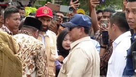 Prabowo Subianto meninjau langsung tenda pengungsian korban bencana di Kabupaten Bireuen, Provinsi Aceh, pada Minggu, 7 Desember 2025.