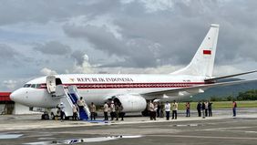 Prabowo Subianto mendarat di Bandara Internasional Sultan Iskandar Muda, Kabupaten Aceh Besar, Provinsi Aceh, Minggu, 7 Desember 2025 pagi