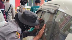 Polres Aceh Tamiang melakukan penyisiran dan pemeriksaan terhadap mobil-mobil yang terdampak banjir di sepanjang jalur utama hingga SPBU Tanah Terban, menyusul beredarnya isu adanya mayat di dalam kendaraan tersebut.