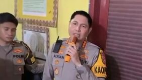Polres Metro Jakarta Timur turun tangan untuk meredam kericuhan yang melibatkan ratusan warga yang diduga menjadi korban penipuan sebuah "Wedding Organizer" (WO) di kawasan Kayu Putih, Jakarta Timur, Minggu 7 Desember 2025. 