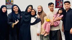 Pratama Arhan dan Azizah Salsha kembali foto bareng, usai keduanya resmi bercerai. Dimana Azizah masih berada di rumah Arhan di Blora untuk bertakziah.