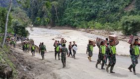 (Puspen TNI). Personel Kodim 0108/Aceh Tenggara jajaran Kodam Iskandar Muda menyalurkan bantuan logistik bagi masyarakat terdampak bencana di Desa Rumah Bundar, Kecamatan Ketambe, Kabupaten Aceh Tenggara, Selasa 9 Desember 2025. Akses menuju wilayah 