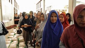 Kementerian Pertanian (Kementan) mengajak masyarakat untuk aktif mengawasi dan mengawal ketat penyaluran bantuan beras bagi korban bencana alam di Sumatera, agar distribusi berjalan transparan dan benar-benar tepat sasaran. 
