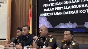 Kejaksaan Negeri (Kejari) Kota Bandung masih menunggu persetujuan dari Menteri Dalam Negeri sebelum bisa melakukan penahanan terhadap Wakil Wali Kota Bandung Erwin serta Anggota DPRD Kota Bandung Rendiana Awangga.