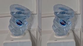 Dalam video tersebut, seorang konsumen mengungkapkan kekecewaannya setelah galon air minum yang baru ia coba mengalami kerusakan saat dipasang pada dispenser.