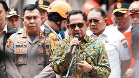 Menteri Dalam Negeri, Tito Karnavian meninjau langsung lokasi kebakaran yang melanda Gedung Terra Drone di Kemayoran, Jakarta Pusat, pada Rabu, 10 Desember 2025.