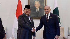 Presiden Republik Indonesia, Prabowo Subianto disambut secara langsung oleh Presiden Pakistan, Asif Ali Zardari di Aiwan-e-Sadr, Islamabad, Pakistan, pada Selasa, 9 Desember 2025. Suasana hangat tampak sejak awal ketika kedua pemimpin saling menyapa 