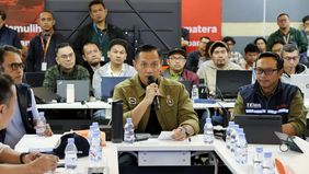 Menteri Koordinator Bidang Infrastruktur dan Pembangunan Kewilayahan, Agus Harimurti Yudhoyono (AHY), meninjau Posko Siaga Pemulihan Layanan Telekomunikasi Telkomsel Area Sumatera.