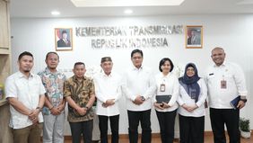 Bupati Pohuwato, Saipul A. Mbuinga, memaparkan perkembangan dan tantangan pelaksanaan transmigrasi di wilayahnya kepada Wakil Menteri Transmigrasi Viva Yoga Mauladi saat diterima di Gedung C, Kantor Kementerian Transmigrasi (Kementrans).