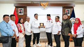 Sebanyak 12 perangkat desa dan kepala desa yang tergabung dalam Asosiasi Pemerintah Desa Seluruh Indonesia (APDESI) Merah-Putih melakukan audiensi dengan Wakil Menteri Transmigrasi Viva Yoga Mauladi di Kantor Kementerian Transmigrasi (Kementrans).