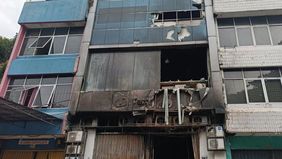 Tim Pusat Laboratorium Forensik (Puslabfor) Mabes Polri kembali turun ke lokasi kebakaran ruko Terra Drone di Kemayoran, Jakarta Pusat, untuk melakukan olah tempat kejadian perkara (TKP) lanjutan pada Kamis, 11 Desember 2025.