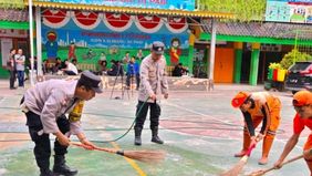 Kepolisian melakukan perbaikan di lokasi kejadian mobil pengangkut makanan Program Makan Bergizi Gratis (MBG) yang menabrak siswa dan guru SDN 01 Kalibaru, Cilincing, Jakarta Utara, pada Kamis, 11 Desember 2025.