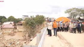 Presiden RI Prabowo Subianto melakukan peninjauan ke posko pengungsian yang berada di sekitar Jembatan Aceh Tamiang, Provinsi Aceh, Jumat, 12 Desember 2025.