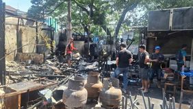 Sebanyak sembilan kios dan delapan kendaraan dilaporkan terbakar dalam rangkaian aksi pengeroyokan dan perusakan yang menewaskan dua penagih utang atau mata elang (matel) di kawasan Taman Makam Pahlawan (TMP) Kalibata, Pancoran, Jakarta Selatan.