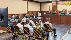 Delapan aparatur sipil negara (ASN) Kementerian Ketenagakerjaan (Kemenaker) didakwa melakukan pemerasan terhadap agen perusahaan yang mengurus izin Rencana Penggunaan Tenaga Kerja Asing (RPTKA). Total uang yang diduga mereka peroleh mencapai Rp135,29