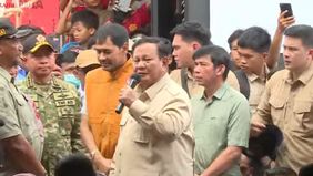 Prabowo Subianto kembali mendatangi wilayah terdampak banjir di Aceh Tamiang, Aceh, pada Jumat, 12 Desember 2025.