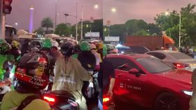  Arus lalu lintas di kawasan Monas mengalami kemacetan parah pada Jumat sore, 12 Desember 2025.
