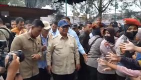 Presiden RI Prabowo Subianto meninjau langsung kondisi warga terdampak bencana di Posko Pengungsian Jembatan Aceh Tamiang
