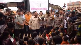 Presiden Prabowo Subianto mengunjungi pengungsian warga terdampak banjir di Aceh Tamiang pada Jumat, 12 Desember 2025. 