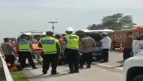 Empat orang ditemukan meninggal dunia di dalam mobil Toyota bernomor polisi B 1973 KVA di KM 284+800 Tol Tegal, Jawa Tengah, pada Kamis 11 Desember 2025.