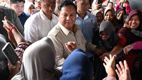 Prabowo Subianto ke Posko Pengungsian MAN 1 Langkat, Sumatera Utara, Sabtu, 13 Desember 2025, disambut lantunan sholawat nabi dan antusiasme warga terdampak banjir dan longsor