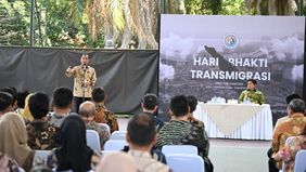 Peringatan Hari Bakti Transmigrasi ke-75 tahun ini menjadi momentum
penting bagi pembangunan nasional. Menteri Transmigrasi, M. Iftitah Sulaiman
Suryanagara mengatakan Lampung pada 12 Desember 1950 menjadi lokasi pertama pengiriman transmigran, kini 