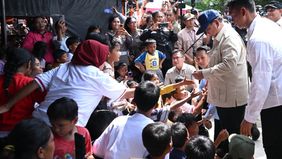 Presiden Prabowo Subianto meninjau langsung posko pengungsian warga terdampak banjir di Madrasah Aliyah Negeri (MAN) 1 Langkat, Kabupaten Langkat, Provinsi Sumatra Utara