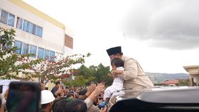Momen Prabowo Gendong Balita di Takengon Penuh Haru, Diunggah Sang Ibu