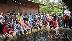 Dalam demo tradisi ngubek empang, empat orang perwakilan tiap kecamatan turun ke empang untuk menangkap ikan.