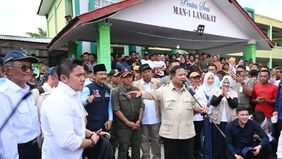 Presiden Prabowo Subianto sempat memperkenalkan Sekretaris Kabinet (Seskab) Teddy Indra Wijaya yang kini telah berpangkat Letnan Kolonel (Letkol) saat meninjau para korban banjir di posko pengungsian MAN 1 Langkat, Kabupaten Langkat, Sumatera Utara, 
