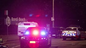 Seorang pria yang berhasil melumpuhkan serta melucuti senjata salah satu pelaku penyerangan dalam insiden penembakan di Pantai Bondi, Sydney, pada Minggu 14 Desember 2025 malam waktu setempat, menuai pujian luas dan disebut sebagai pahlawan.