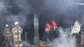 Sebanyak 95 personel Suku Dinas Penanggulangan Kebakaran dan Penyelamatan (Gulkarmat) Jakarta Timur diterjunkan untuk menangani kebakaran yang terjadi di Pasar Induk Kramat Jati, Jakarta Timur, Senin, 15 Desember 2025 pagi.