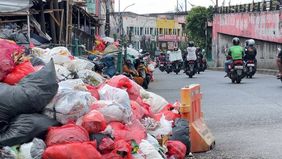 Menurut pedagang Pasar Ciputat, sampah menumpuk sejak sekitar 10 hari terakhir.
