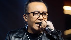 Musisi Ari Lasso ngaku siap tempuh jalur hukum, terkait polemik yang mengusik kehidupan pribadinya yakni kisah asmaranya dengan Dearly Djoshua hingga menyeret nama Ade Tya.