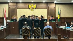 ketiga terdakwa dijerat Pasal 2 ayat (1) atau Pasal 3 juncto Pasal 18 Undang-Undang Nomor 31 Tahun 1999 tentang Pemberantasan Tindak Pidana Korupsi sebagaimana telah diubah dengan Undang-Undang Nomor 20 Tahun 2001 juncto Pasal 55 ayat (1) ke-1 Kitab 