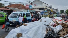 Pelaksana tugas Deputi Bidang Pengelolaan Sampah, Limbah, dan Bahan Berbahaya dan Beracun Kementerian Lingkungan Hidup (KLH)/Badan Pengendalian Lingkungan Hidup (BPLH) Hanifah Dwi Nirwana di Tangerang, Minggu menyebutkan bahwa pemerintah pusat juga b