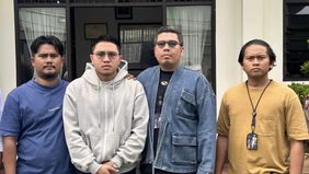 Kepolisian Daerah Jawa Barat mengungkapkan bahwa YouTuber Adimas Firdaus yang dikenal dengan nama Resbob sempat melarikan diri dan berpindah dari satu kota ke kota lain sebelum akhirnya berhasil diamankan di Semarang, Jawa Tengah.