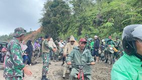 Di tengah banjir yang terus meninggi hingga lebih dari empat meter, Sertu Giman Saputra berulang kali berenang melawan arus deras untuk menyelamatkan warga yang terjebak di Kecamatan Karangbaru, Kabupaten Aceh Tamiang.