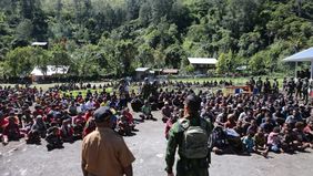 Masyarakat dan TNI berbaur dengan hangat dan erat