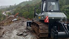 Jalur penghubung Simpang KKA yang mengoneksikan Kabupaten Aceh Utara dengan Kabupaten Bener Meriah kembali dapat dilalui pada Rabu 17 Desember 2025. Sebelumnya, akses tersebut terputus akibat bencana banjir bandang disertai tanah longsor yang terjadi