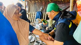 Tenaga Cadangan Kesehatan Emergency Medical Team (TCK-EMT) Pusat Krisis Kesehatan Kemenkes RI bergerak memberikan pelayanan medis kepada warga terdampak bencana di Pos Kesehatan