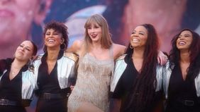 Taylor Swift beri bonus fantastis ke seluruh kru yang bertugas untuk project serial dokumenter terbarunya di Disney+ yang berjudul The End of an Era sekitar Rp3,1 triliun.