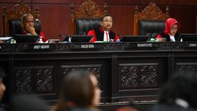 Mahkamah Konstitusi (MK) menegaskan bahwa penjatuhan sanksi pidana dalam perkara sengketa hak cipta harus ditempatkan sebagai langkah terakhir, setelah mekanisme sanksi administratif maupun perdata terlebih dahulu ditempuh namun tidak memberikan peny